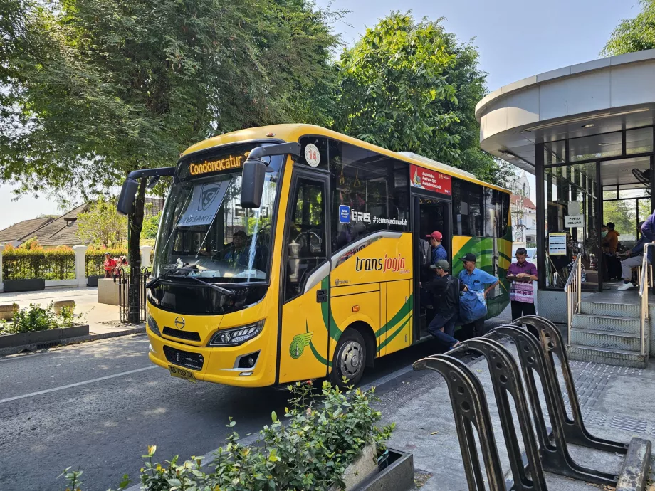 TransJogja bus, boarding from street level