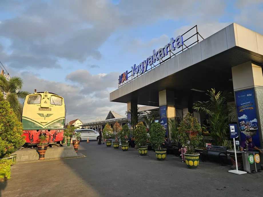 Main entrance to Yogyakarta station