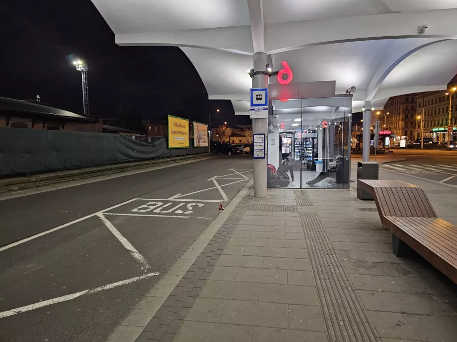 Bus stop E76 towards the airport at the main railway station