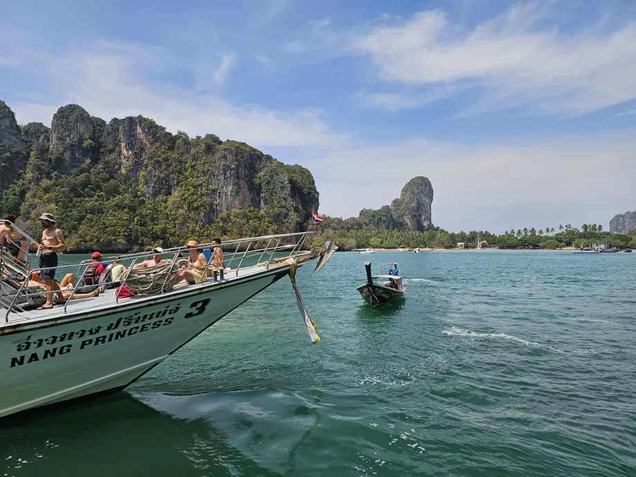 Mooring of large ships at Railay