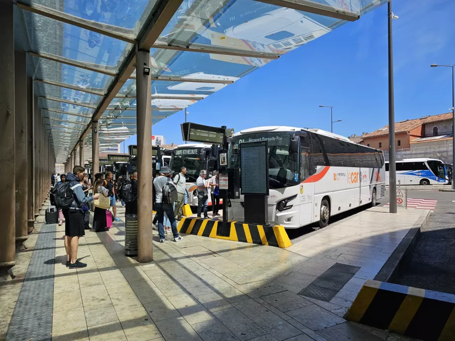 Airport bus stop, St Charles