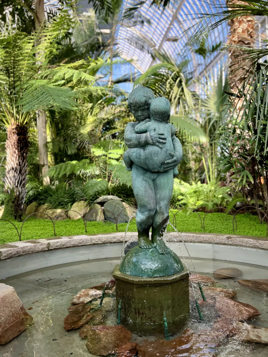 Children statue in Palmhuset