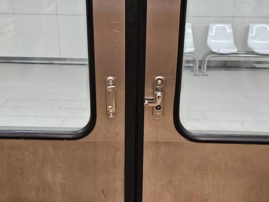 Opening doors in the metro