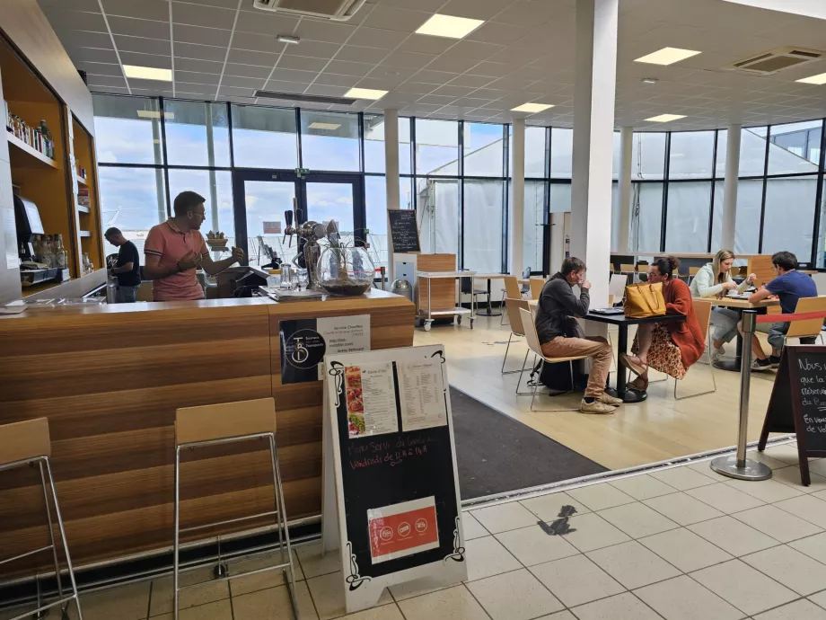 Restaurant in the arrivals hall