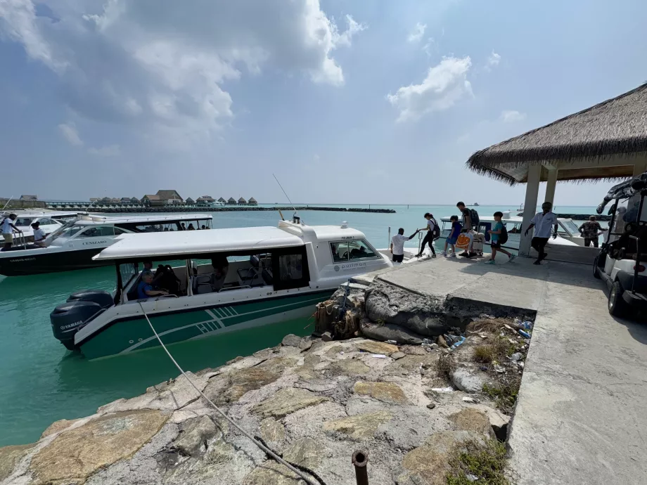 Port at Kooddoo GKK Airport