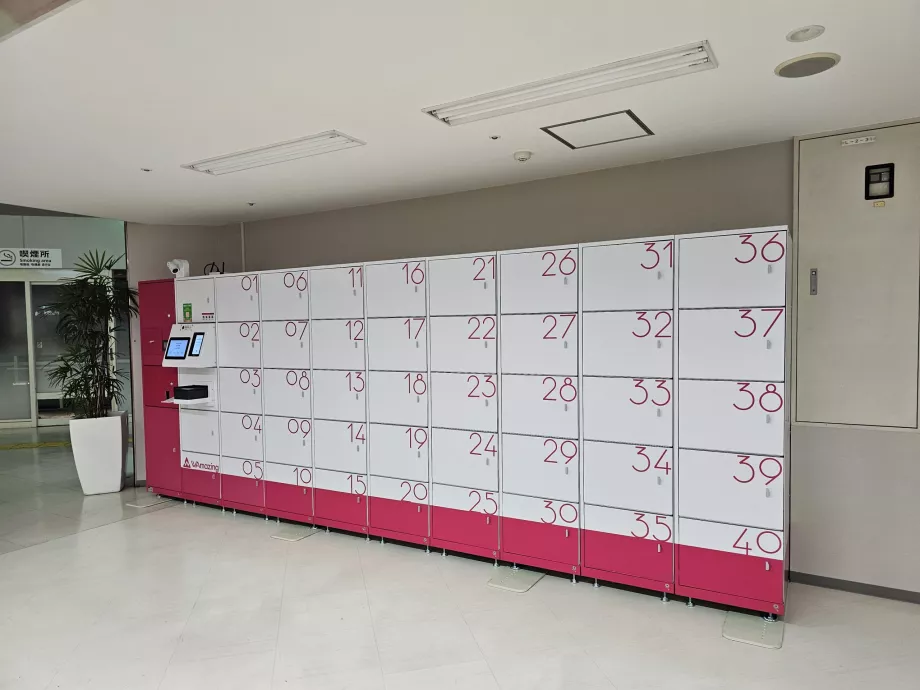 Luggage lockers, departure floor