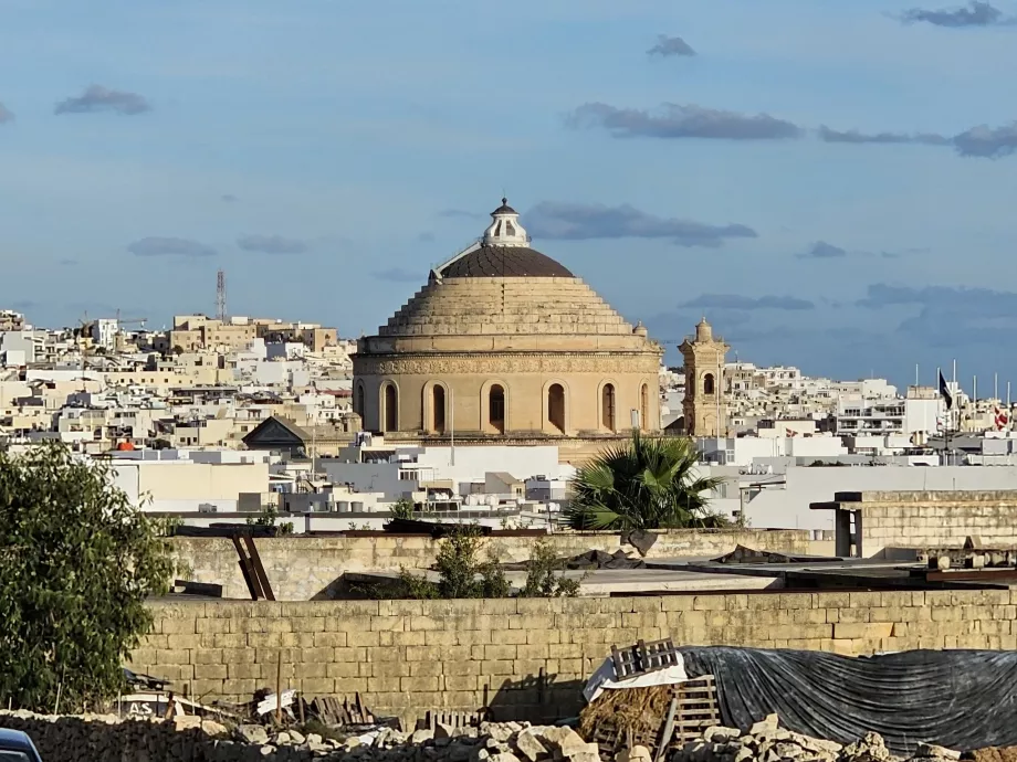 View of the rotunda from the suburbs