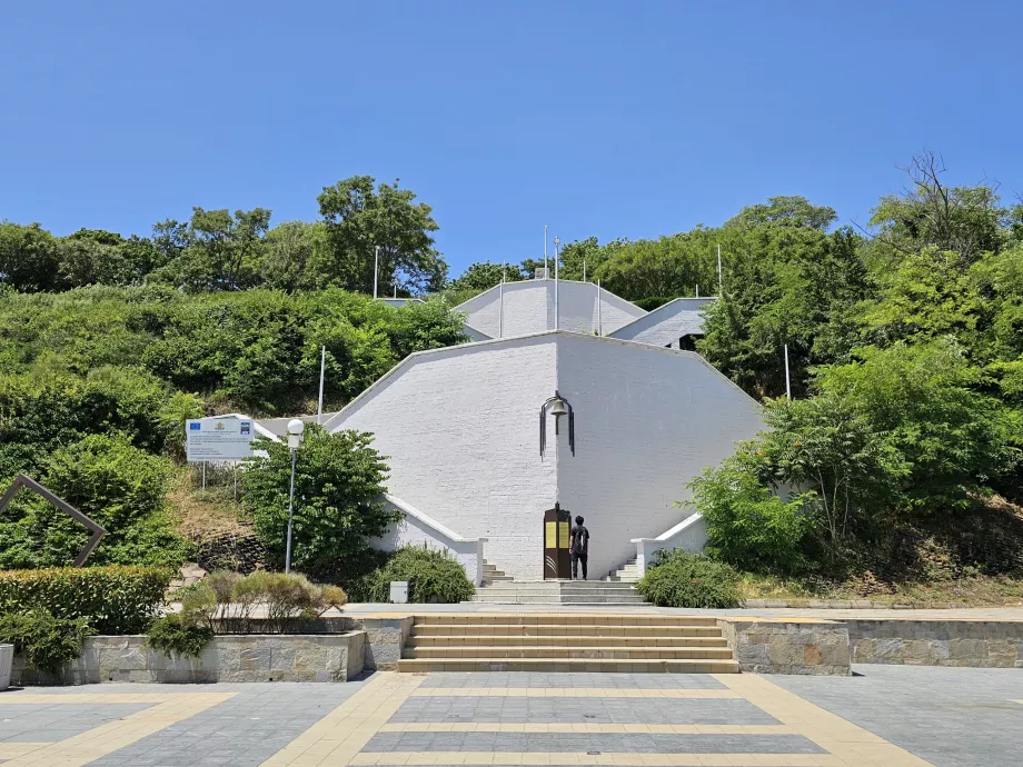 Staircase to the memorial to sailors