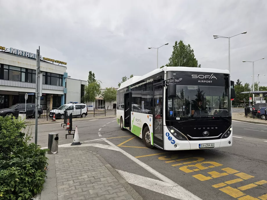 Shuttle bus between terminals