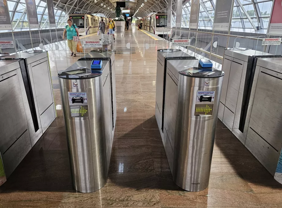 Turnstiles for access to metro platforms