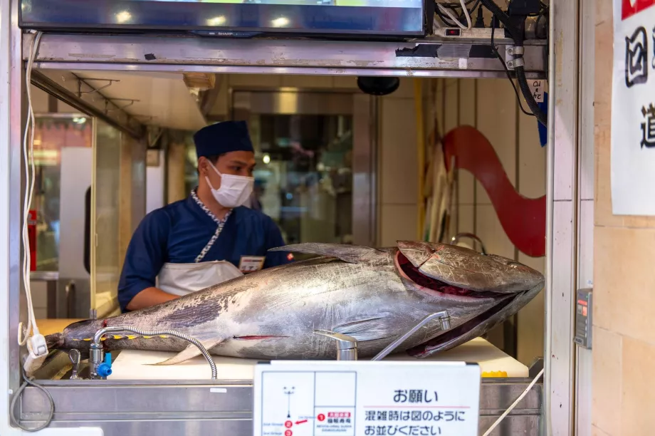 Processing tuna in a sushi restaurant