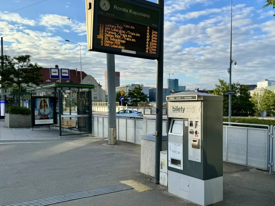 Rondo Kaponiera stop and ticket machine