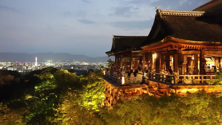 Kiyomizu-dera at night