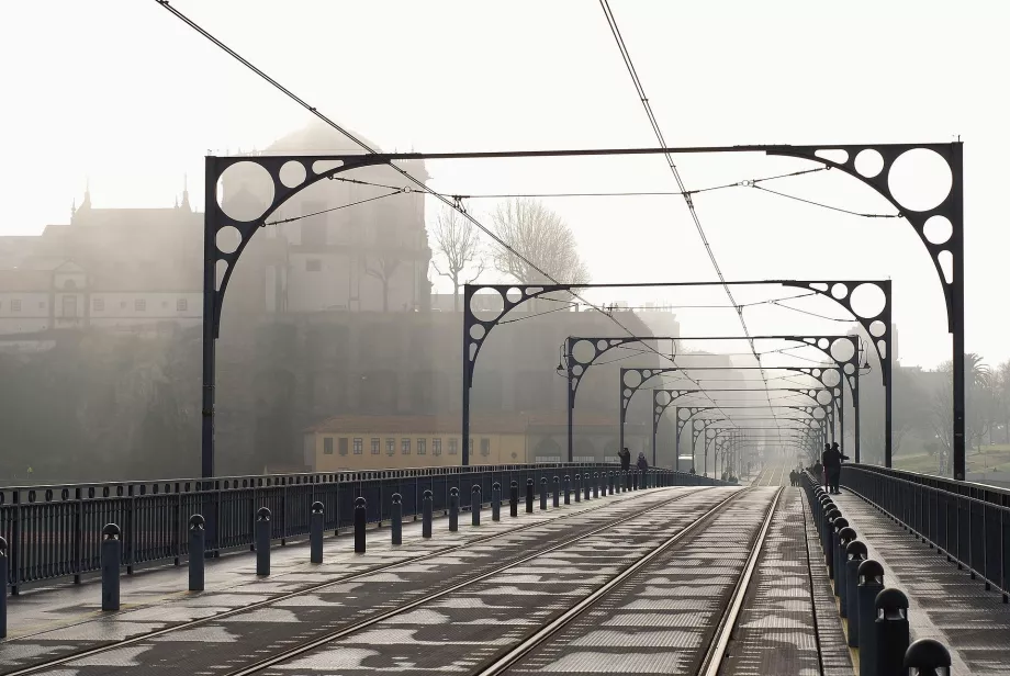 Upper bridge deck with tram line