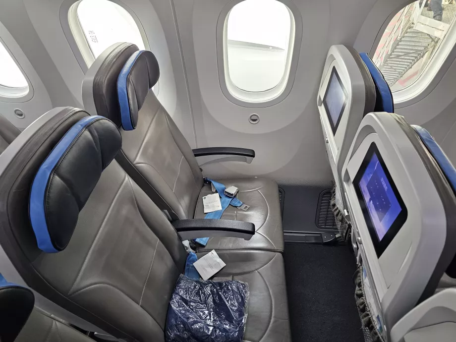 Neos seats, Boeing 787-9